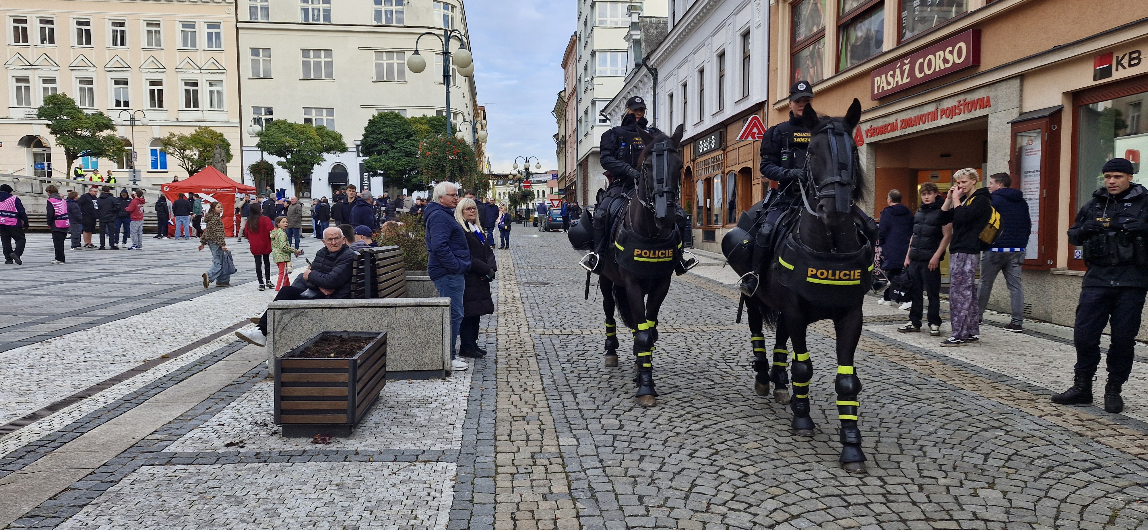 Při utkání konferenční ligy v Jablonci policisté našli hledaného. Řešili i krádež fanouškovské šály