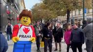 Lidé stojí v Praze nekonečnou frontu kvůli nové prodejně Lego