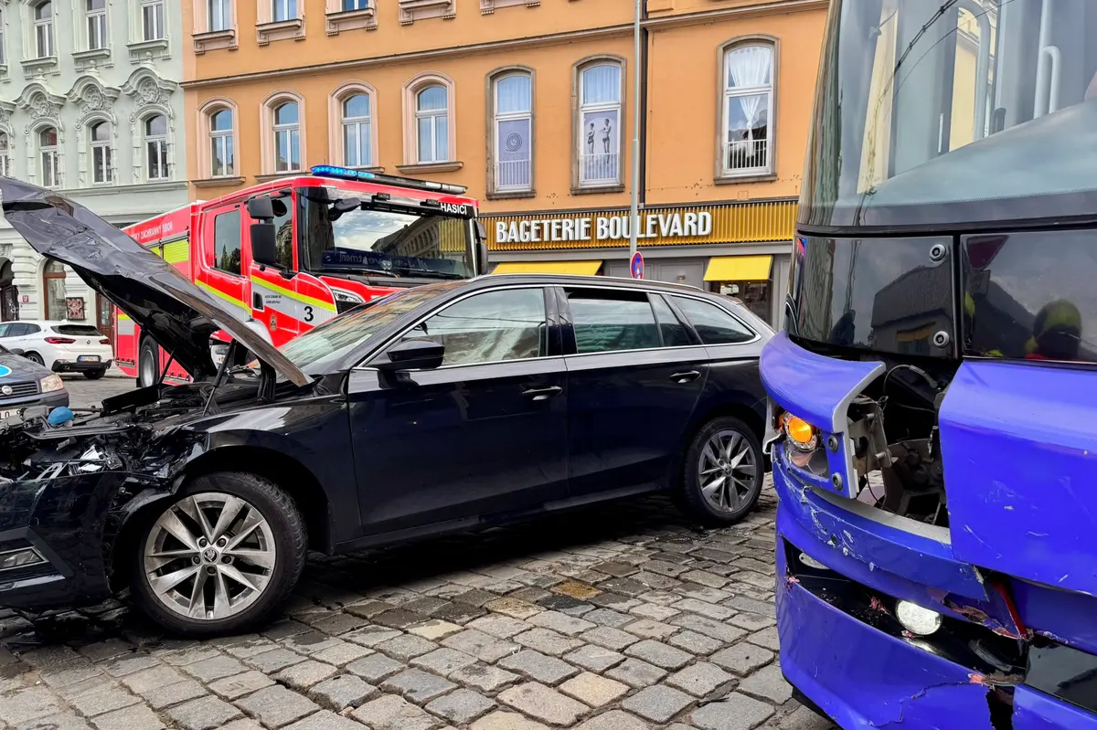 Auto se v Praze na Letné srazilo s tramvají