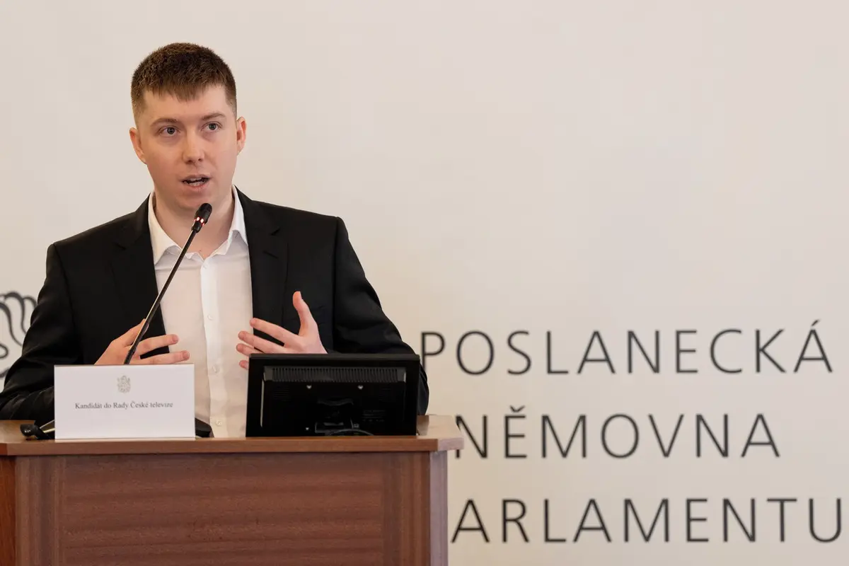 Na neobsazené místo v Radě ČRo zvolila Sněmovna moderátora a influencera Jíru