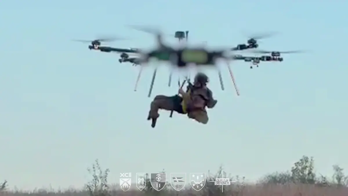 Ukrajinci poprvé evakuovali z fronty zraněného vojáka pomocí létajícího dronu