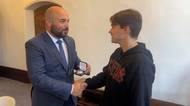 Půl milionu bylo v pytlíku od ortézy. Zvedl se mi žaludek, popisoval nález v Plzni popelář