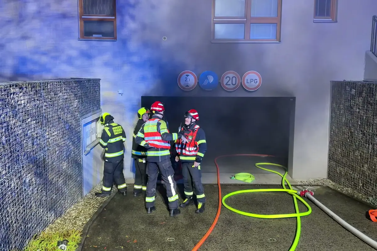 V podzemní garáži bytového domu na Zbraslavi vzplálo auto