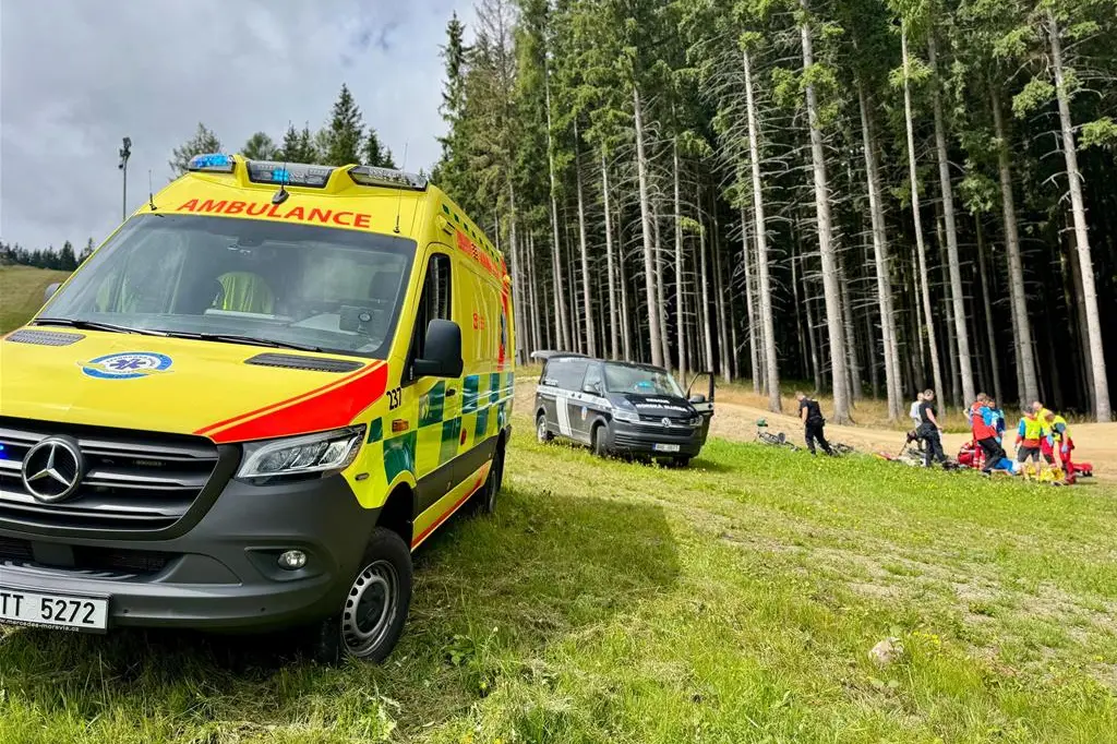 Biker se na Bruntálsku zranil po skoku na překážce, letěl pro něj vrtulník