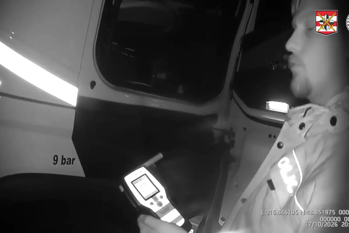 Kamioňák vezl nebezpečný náklad, dal si pár panáků vodky a zaparkoval uprostřed D2